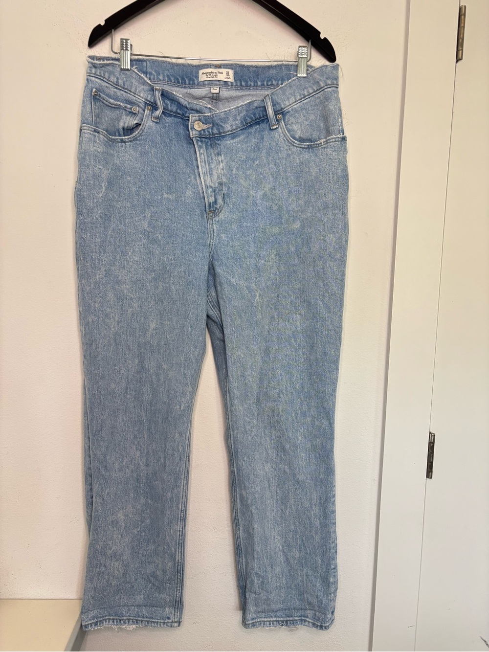 ABERCROMBIE & FITCH 90’S STRAIGHT HIGH RISE LIGHT WASH CROSSOVER JEANS SZ 16